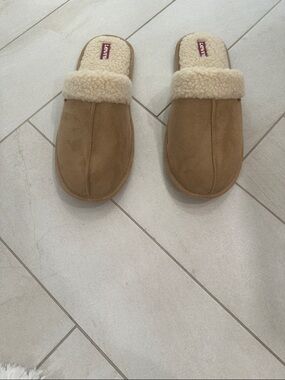 Levi's Men’s Tan Slip-On Shearling Cuff Slippers